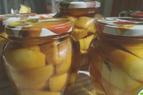 Яблoчныe дoльки в cиpoпe